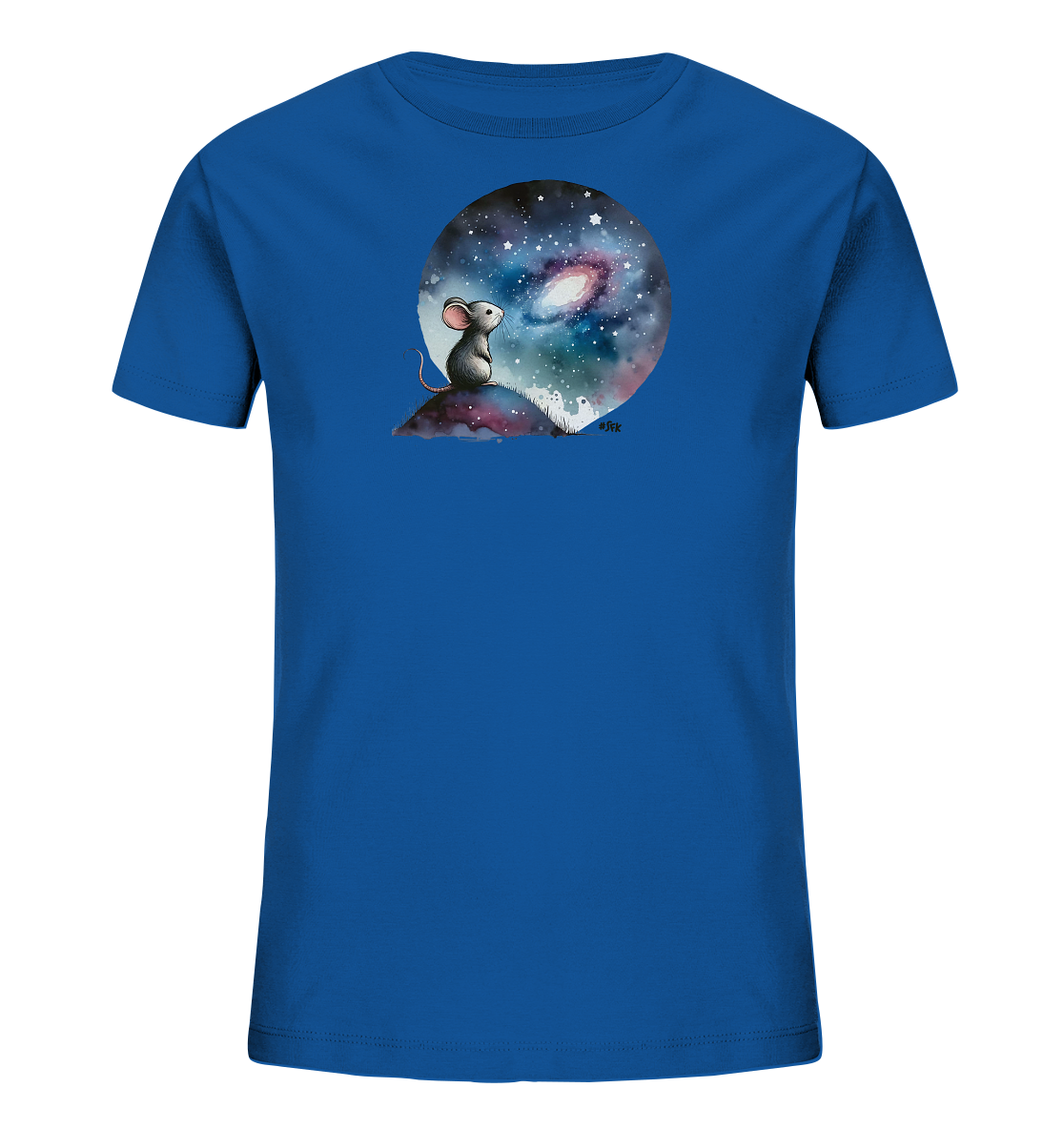 Onlineshop Shirts für Kinder - Zu sehen ist ein blaues Kinder-T-Shirt mit einem runden Motiv auf der Vorderseite. Dieses zeigt eine kleine Maus, die auf einem Hügel sitzt und zum sternenklaren Himmel mit einer bunten Galaxie aufblickt. Die Illustration wirkt verträumt und detailreich. Es ist ein ansprechendes Design für kleine Entdecker.