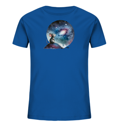 Onlineshop Shirts für Kinder - Zu sehen ist ein blaues Kinder-T-Shirt mit einem runden Motiv auf der Vorderseite. Dieses zeigt eine kleine Maus, die auf einem Hügel sitzt und zum sternenklaren Himmel mit einer bunten Galaxie aufblickt. Die Illustration wirkt verträumt und detailreich. Es ist ein ansprechendes Design für kleine Entdecker.