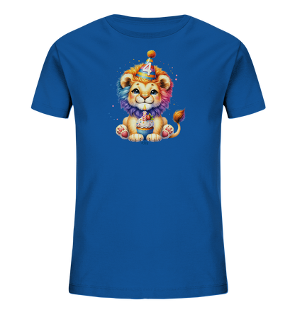 Onlineshop Shirts für Kinder - Das Bild zeigt ein blaues T-Shirt mit einer niedlichen Illustration eines jungen Löwen. Der Löwe trägt einen bunten Partyhut mit der Zahl '4' und hält einen Cupcake mit Kerze. Seine Mähne ist in Regenbogenfarben gehalten, und um ihn herum sind bunte Sprenkel zu sehen. Dieses verspielte Design eignet sich ideal für einen vierten Geburtstag.