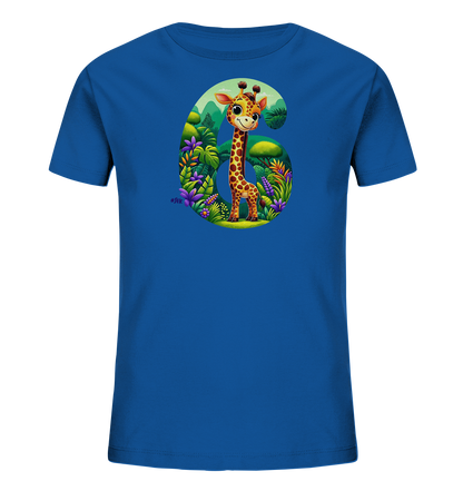 Onlineshop Shirts fuer Kinder - Das Bild zeigt ein blaues Kinder-T-Shirt mit einem farbenfrohen Design. Im Vordergrund ist eine grosse Zahl '6' abgebildet, die mit einer lebendigen Dschungelszene gefuellt ist. Darin steht eine niedliche Cartoon-Giraffe mit einem freundlichen Laecheln. Das Design ist verspielt und froehlich, ideal fuer Kinder.