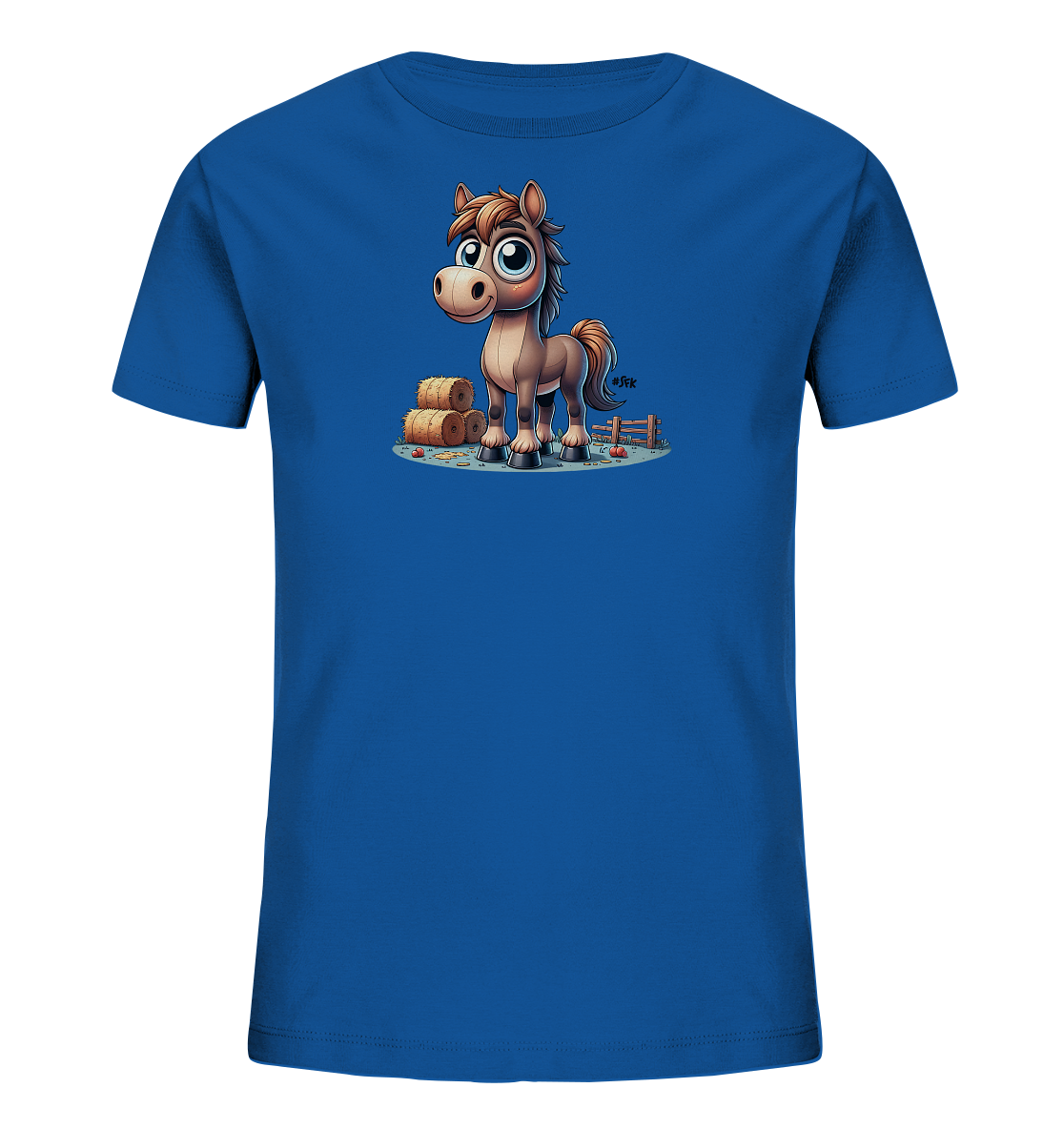 Onlineshop Shirts fuer Kinder - Das Bild zeigt ein hellblaues T-Shirt fuer Kinder. Auf der Vorderseite ist eine niedliche Illustration eines Cartoon-Pferdes abgebildet. Das Pferd steht vor einigen Heuballen und einem Holzzaun. Das Design wirkt freundlich und verspielt.