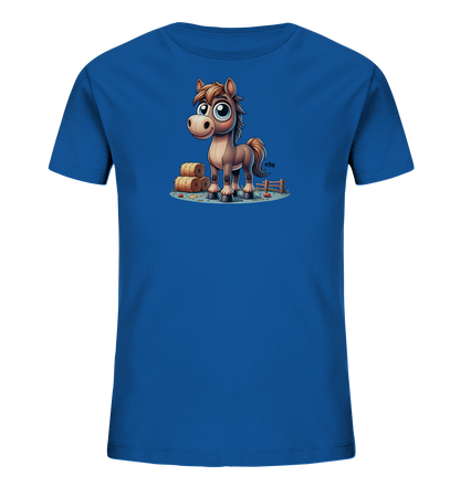Onlineshop Shirts fuer Kinder - Das Bild zeigt ein hellblaues T-Shirt fuer Kinder. Auf der Vorderseite ist eine niedliche Illustration eines Cartoon-Pferdes abgebildet. Das Pferd steht vor einigen Heuballen und einem Holzzaun. Das Design wirkt freundlich und verspielt.