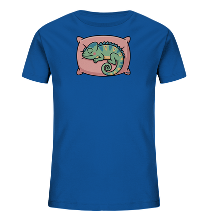 Onlineshop Shirts fuer Kinder - Das Bild zeigt ein koenigsblaues Kinder-T-Shirt. Auf der Vorderseite ist eine niedliche Illustration eines schlafenden Chamaeleons zu sehen. Das Chamaeleon in Gruen- und Gelbtoenen liegt friedlich auf einem rosa Kissen. Das verspielte Design verleiht dem Shirt einen charmanten und beruhigenden Charakter.