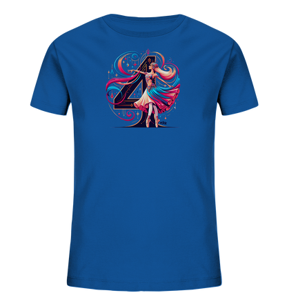 Onlineshop Shirts fuer Kinder - Das Bild zeigt ein blaues T-Shirt fuer Kinder mit einem auffaelligen Grafikdruck. Im Zentrum des Designs steht die Zahl '4', umrahmt von einer dynamischen Darstellung einer Figur in Tanzpose. Bunte, fliessende Elemente und funkelnde Akzente umgeben das Motiv. Dieses kuenstlerische Design verleiht dem Shirt eine lebendige Optik.