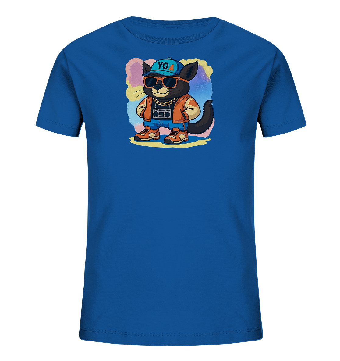 Onlineshop Shirts fuer Kinder - Das Bild zeigt ein blaues Kinder-T-Shirt mit einem farbenfrohen Motiv. Abgebildet ist eine cartoonartige Katze im Hip-Hop-Stil, bekleidet mit Kappe, Sonnenbrille, Bomberjacke, Jeans und Sneakers. Um den Hals traegt sie eine Goldkette mit einem Boombox-Anhaenger. Der Hintergrund ist eine Mischung aus pastellfarbenen Wolken, was dem Design einen modernen und verspielten Charakter verleiht.