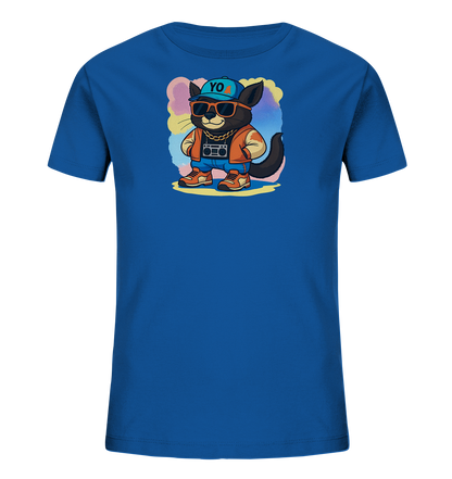 Onlineshop Shirts fuer Kinder - Das Bild zeigt ein blaues Kinder-T-Shirt mit einem farbenfrohen Motiv. Abgebildet ist eine cartoonartige Katze im Hip-Hop-Stil, bekleidet mit Kappe, Sonnenbrille, Bomberjacke, Jeans und Sneakers. Um den Hals traegt sie eine Goldkette mit einem Boombox-Anhaenger. Der Hintergrund ist eine Mischung aus pastellfarbenen Wolken, was dem Design einen modernen und verspielten Charakter verleiht.