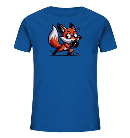 Onlineshop Shirts fuer Kinder - Das Bild zeigt ein blaues Kinder-T-Shirt mit einem lustigen Cartoon-Fuchs auf der Vorderseite. Der orange-weisse Fuchs hat grosse Augen und haelt die Pfoten vor den Mund, in einer ueberraschten oder schuechternen Pose dargestellt. Die Illustration ist dynamisch und farbenfroh. Dieses T-Shirt ist ein froehlicher Blickfang fuer Kinder.