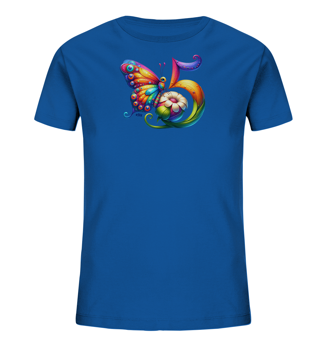 Onlineshop Shirts fuer Kinder - Das Bild zeigt ein leuchtend blaues Kinder-T-Shirt mit einem bunten Motiv. Auf der Vorderseite ist ein detaillierter Schmetterling zu sehen, der neben der Zahl '5' platziert ist. Die Zahl ist in lebendigen, regenbogenartigen Farben gestaltet und wird von einer stilisierten Blume ergaenzt. Das Design wirkt kuenstlerisch und froehlich.
