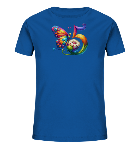 Onlineshop Shirts fuer Kinder - Das Bild zeigt ein leuchtend blaues Kinder-T-Shirt mit einem bunten Motiv. Auf der Vorderseite ist ein detaillierter Schmetterling zu sehen, der neben der Zahl '5' platziert ist. Die Zahl ist in lebendigen, regenbogenartigen Farben gestaltet und wird von einer stilisierten Blume ergaenzt. Das Design wirkt kuenstlerisch und froehlich.