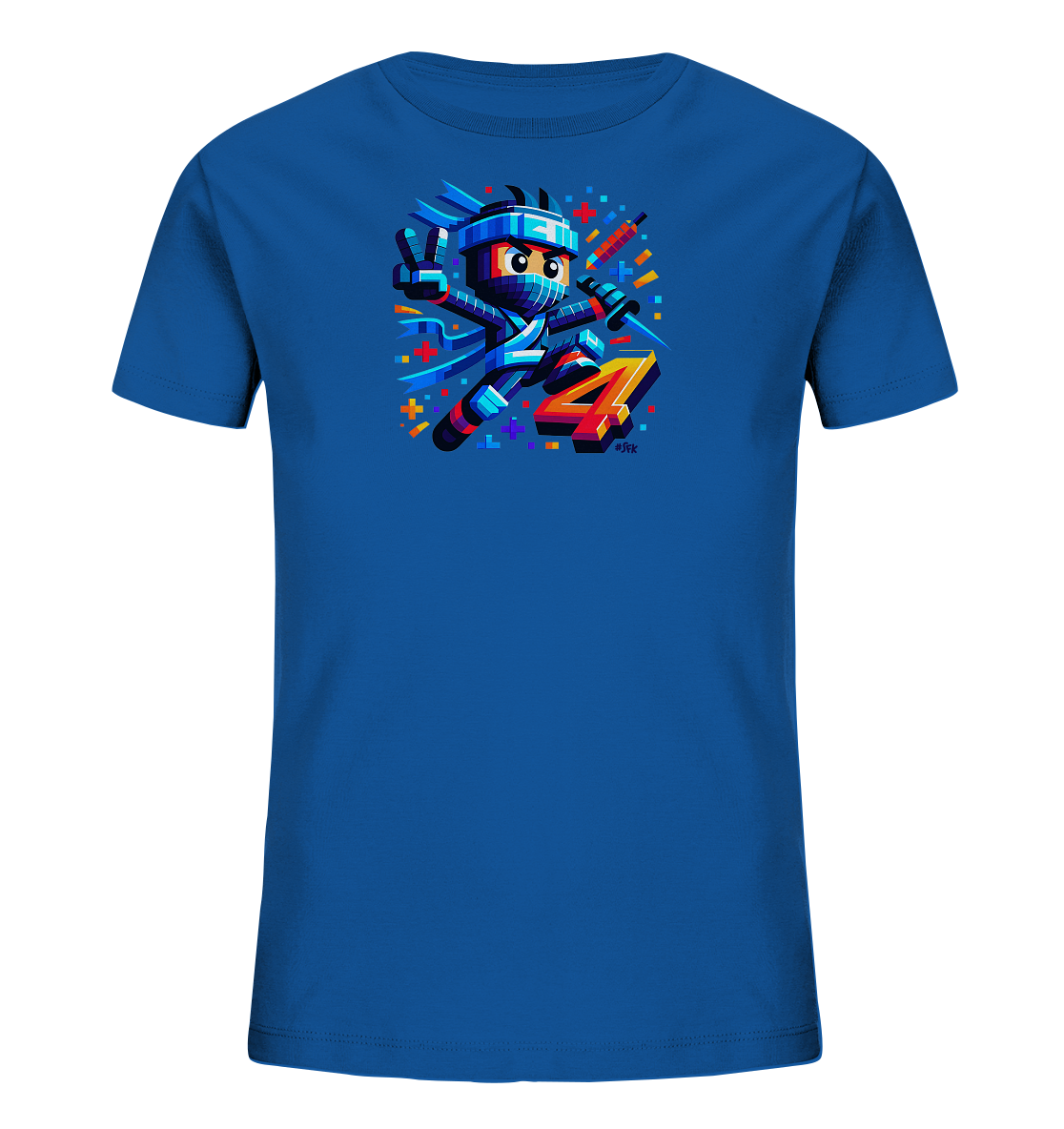 Onlineshop Shirts fuer Kinder - Das Bild zeigt ein blaues Kinder T-Shirt mit einem dynamischen Ninja-Motiv im pixeligen Stil. Der bunte stilisierte Ninja haelt ein Schwert und macht ein Friedenszeichen. Neben der Figur ist eine grosse, auffaellige Zahl '4' platziert. Das Design wird von farbigen geometrischen Elementen umrahmt und wirkt verspielt.