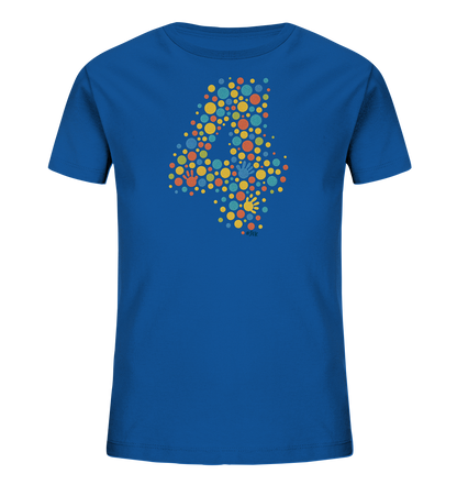 Onlineshop Shirts fuer Kinder - Das Bild zeigt ein blaues Kinder T-Shirt mit einem grossen, farbenfrohen Motiv der Zahl '4'. Dieses ist aus vielen kleinen, bunten Punkten in verschiedenen Farben wie Gelb, Orange und Blau geformt. Innerhalb der Zahl sind zusaetzlich kleine Handabdruecke in verschiedenen Farben platziert. Das Design wirkt froehlich und lebendig, perfekt fuer Kinder.