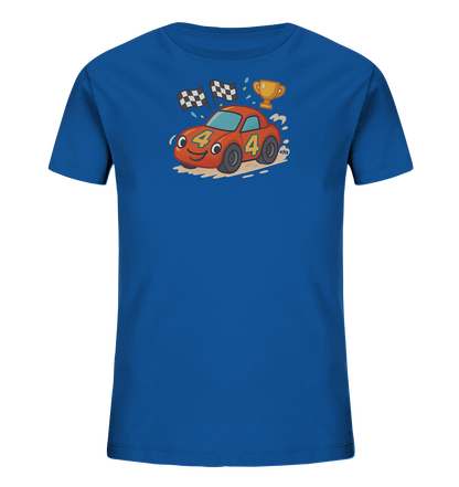 Onlineshop Shirts fuer Kinder - Das Bild zeigt ein blaues Kinder-T-Shirt mit einem froehlichen Cartoon-Rennwagen auf der Vorderseite. Der rote Rennwagen hat ein laechelndes Gesicht und traegt die Nummer '4'. Um das Auto herum sind Zielflaggen, ein goldener Pokal und spritzende Effekte zu sehen, die ein Rennen symbolisieren. Das Design ist dynamisch und farbenfroh gestaltet.