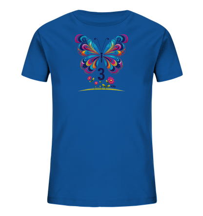 Onlineshop Shirts fuer Kinder - Das Bild zeigt ein blaues Kinder-T-Shirt mit einem farbenfrohen Schmetterlingsmotiv auf der Vorderseite. Der Schmetterling hat detailreiche, gemusterte Fluegel in verschiedenen leuchtenden Farben wie Blau, Rosa und Orange. Unter dem Schmetterling ist die Zahl '3' in einem dunklen Farbton abgebildet. Das Design umfasst auch eine stilisierte Bodenlinie mit kleinen rosa Blumen.