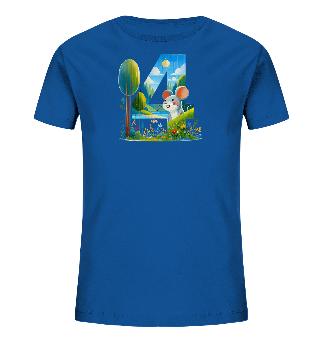 Onlineshop Shirts fuer Kinder - Dieses blaue Kinder T-Shirt zeigt ein charmantes Motiv einer Maus, die in einer lebendigen Naturlandschaft sitzt. Die Landschaft ist kuenstlerisch in der Form der Zahl '4' gestaltet und beinhaltet Baeume, Berge und Blumen. Die Maus blickt freundlich aus dem Bild heraus. Das Design wirkt farbenfroh und einladend.