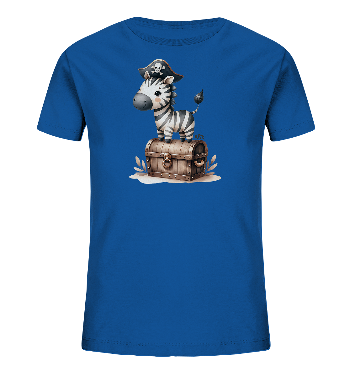 Onlineshop Shirts fuer Kinder - Dieses blaue T-Shirt fuer Kinder zeigt eine niedliche Illustration eines Zebras im Piraten-Look. Das Zebra traegt einen Piratenhut mit Totenkopf und steht auf einer rustikalen Schatzkiste. Das Design ist verspielt und farbenfroh, ideal fuer kleine Abenteurer. Kleine Pflanzen runden das Motiv ab.