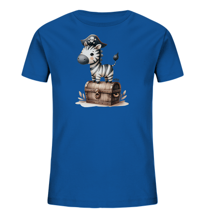 Onlineshop Shirts fuer Kinder - Dieses blaue T-Shirt fuer Kinder zeigt eine niedliche Illustration eines Zebras im Piraten-Look. Das Zebra traegt einen Piratenhut mit Totenkopf und steht auf einer rustikalen Schatzkiste. Das Design ist verspielt und farbenfroh, ideal fuer kleine Abenteurer. Kleine Pflanzen runden das Motiv ab.