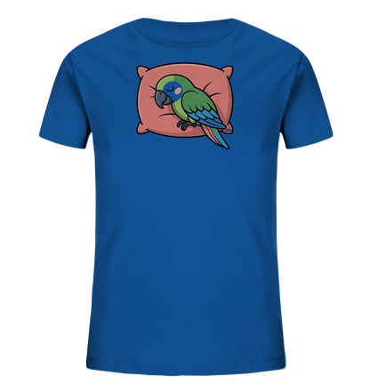 Onlineshop Shirts fuer Kinder - Das Bild zeigt ein koenigsblaues T-Shirt fuer Kinder mit einem niedlichen Motiv auf der Vorderseite. Ein cartoonartiger gruener Papagei ruht schlafend auf einem rosa Kissen. Seine Augen sind geschlossen und seine Fluegel sind in verschiedenen Blautoenen gehalten. Das Design wirkt beruhigend und verspielt.