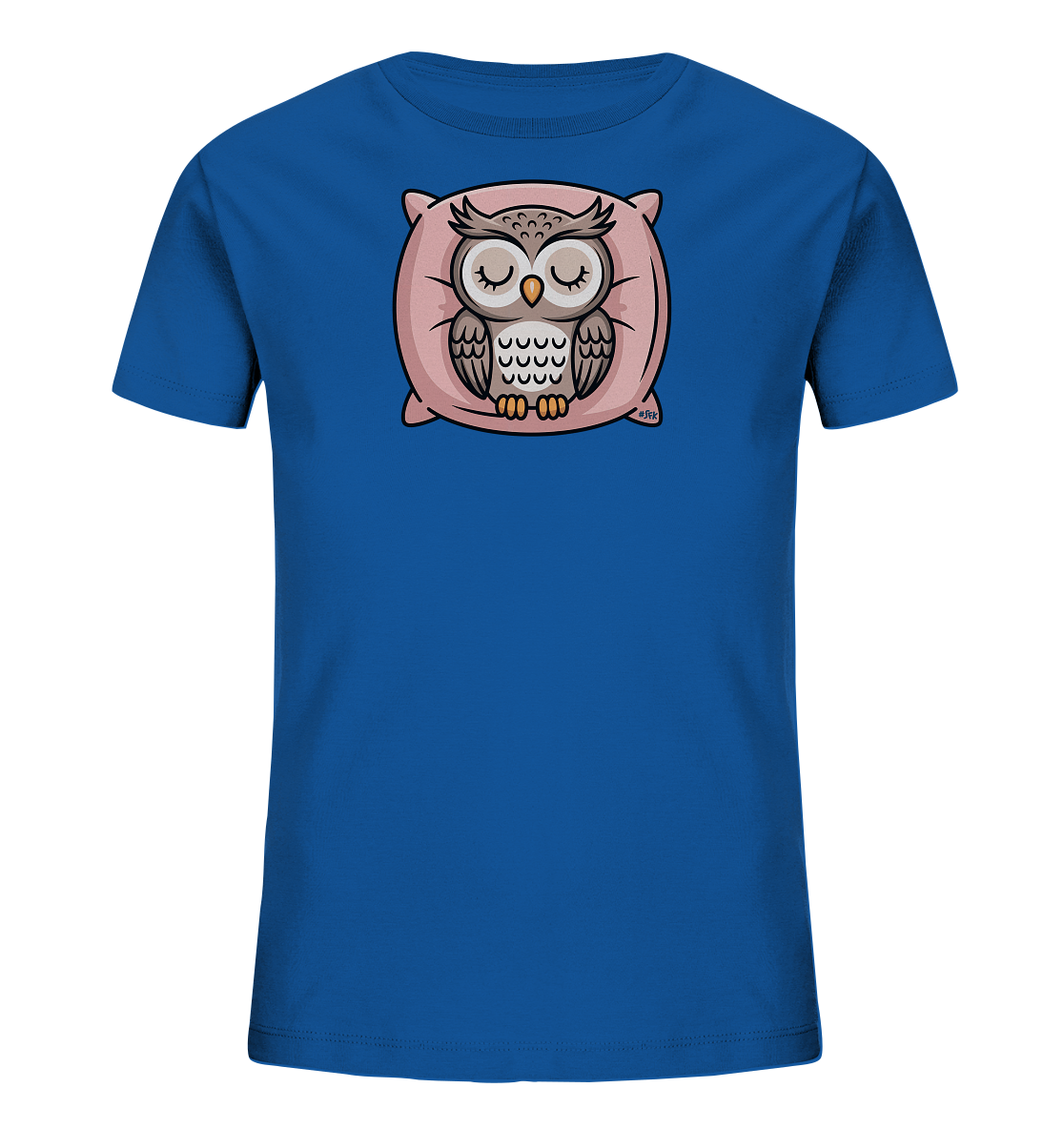 Onlineshop Shirts fuer Kinder - Das Bild zeigt ein leuchtend blaues Kinder-T-Shirt mit einem charmanten Motiv einer schlafenden Eule. Die Eule, in sanften Grau- und Brauntoenen, liegt gemuetlich auf einem weichen, rosafarbenen Kissen. Ihre Augen sind geschlossen, was einen friedlichen Ausdruck vermittelt. Dieses Design verleiht dem Shirt eine beruhigende und verspielte Note.