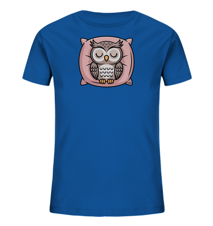Onlineshop Shirts fuer Kinder - Das Bild zeigt ein leuchtend blaues Kinder-T-Shirt mit einem charmanten Motiv einer schlafenden Eule. Die Eule, in sanften Grau- und Brauntoenen, liegt gemuetlich auf einem weichen, rosafarbenen Kissen. Ihre Augen sind geschlossen, was einen friedlichen Ausdruck vermittelt. Dieses Design verleiht dem Shirt eine beruhigende und verspielte Note.