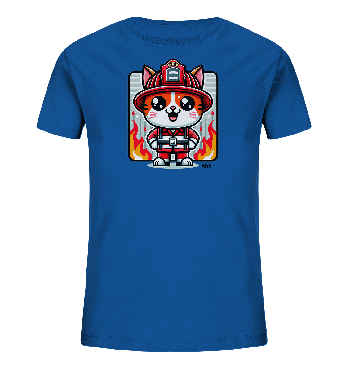 Onlineshop Shirts fuer Kinder - Das Bild zeigt ein blaues T-Shirt mit einer Illustration einer niedlichen Katze, die als Feuerwehrmann verkleidet ist. Die Katze traegt einen roten Helm und einen roten Anzug mit Guertel. Dahinter sind stilisierte Flammen auf einem hellen Hintergrund zu sehen. Das gesamte Motiv ist in einem Comic-Stil gehalten.