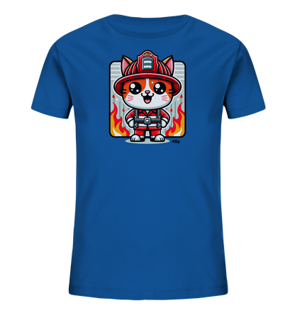 Onlineshop Shirts fuer Kinder - Das Bild zeigt ein blaues T-Shirt mit einer Illustration einer niedlichen Katze, die als Feuerwehrmann verkleidet ist. Die Katze traegt einen roten Helm und einen roten Anzug mit Guertel. Dahinter sind stilisierte Flammen auf einem hellen Hintergrund zu sehen. Das gesamte Motiv ist in einem Comic-Stil gehalten.