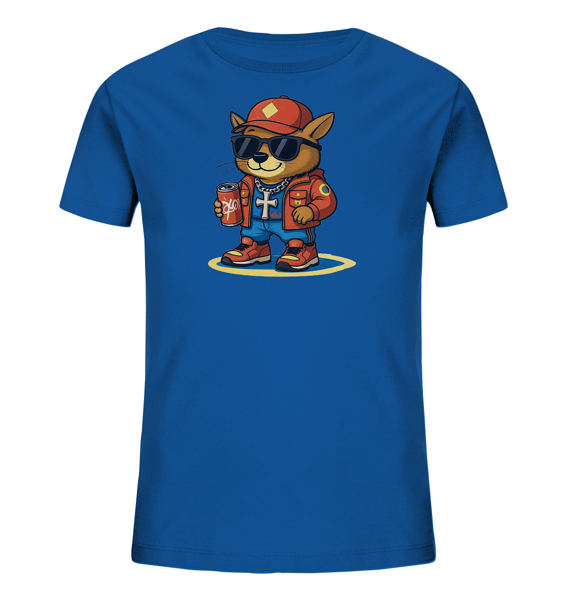 Onlineshop Shirts fuer Kinder - Das Bild zeigt ein blaues Kinder-T-Shirt mit einem laessigen, anthropomorphen Tier-Motiv. Die Figur traegt eine rote Kappe, Sonnenbrille, eine Jacke und Jeans sowie eine Kette mit Kreuzanhaenger. Sie haelt eine rote Dose in der Hand und steht auf einer gelben Umrandung. Das Design wirkt modern und spielerisch.