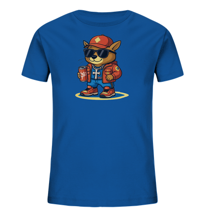 Onlineshop Shirts fuer Kinder - Das Bild zeigt ein blaues Kinder-T-Shirt mit einem laessigen, anthropomorphen Tier-Motiv. Die Figur traegt eine rote Kappe, Sonnenbrille, eine Jacke und Jeans sowie eine Kette mit Kreuzanhaenger. Sie haelt eine rote Dose in der Hand und steht auf einer gelben Umrandung. Das Design wirkt modern und spielerisch.