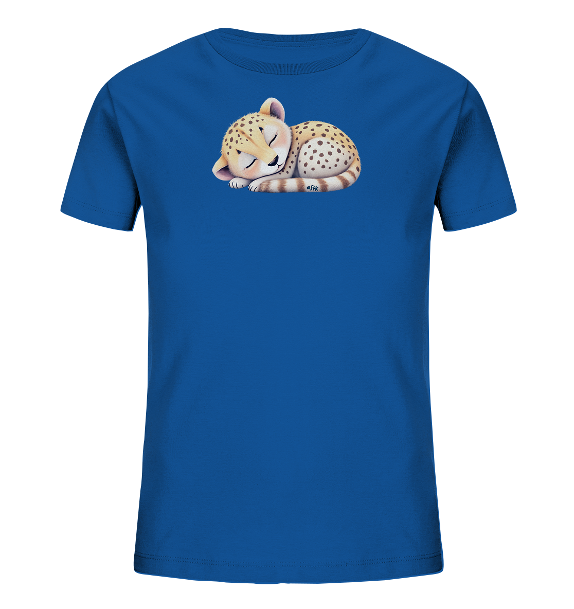Onlineshop Shirts fuer Kinder - Das Bild zeigt ein blaues Kinder-T-Shirt mit einem niedlichen Motiv eines schlafenden Gepardenbabys. Das Tier ist hellbraun mit dunklen Flecken und einem gestreiften Schwanz, zusammengerollt mit geschlossenen Augen. Dieses friedliche Design verleiht dem Shirt einen ruhigen und verspielten Charakter.