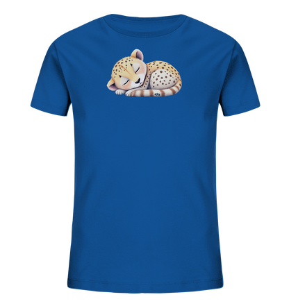 Onlineshop Shirts fuer Kinder - Das Bild zeigt ein blaues Kinder-T-Shirt mit einem niedlichen Motiv eines schlafenden Gepardenbabys. Das Tier ist hellbraun mit dunklen Flecken und einem gestreiften Schwanz, zusammengerollt mit geschlossenen Augen. Dieses friedliche Design verleiht dem Shirt einen ruhigen und verspielten Charakter.