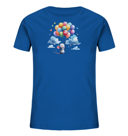 Onlineshop Shirts für Kinder - Das Bild zeigt ein königsblaues Kinder-T-Shirt mit einer farbenfrohen Grafik auf der Vorderseite. Das Design zeigt eine kleine Maus, die mit einer großen Traube bunter Ballons über Wolken schwebt. Kleine Herzen sind ebenfalls um das Motiv herum verteilt, was einen fröhlichen und verspielten Eindruck vermittelt. Auf einem der Ballons ist der Schriftzug '#SFK.' zu erkennen.