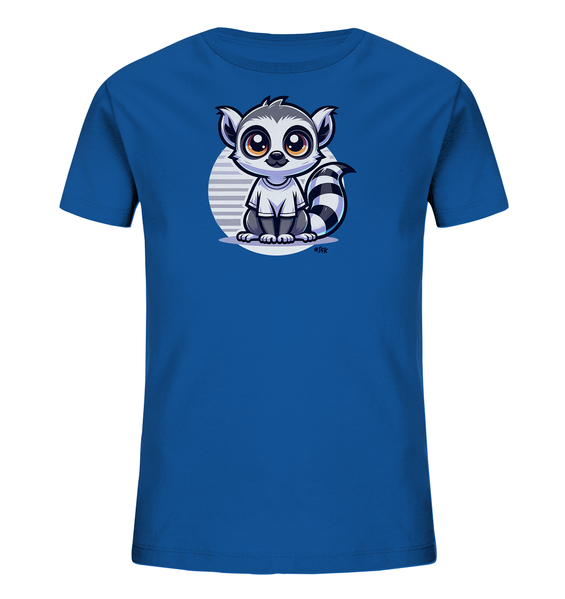 Onlineshop Shirts fuer Kinder - Das Bild zeigt ein blaues Kinder-T-Shirt mit einer niedlichen Cartoon-Illustration eines Lemurs auf der Vorderseite. Der Lemur sitzt vor einem gestreiften Kreis, hat grosse Augen und einen geringelten Schwanz. Die Darstellung des Tieres ist detailreich und farbenfroh gestaltet. Dieses T-Shirt hat ein ansprechendes und verspieltes Motiv.