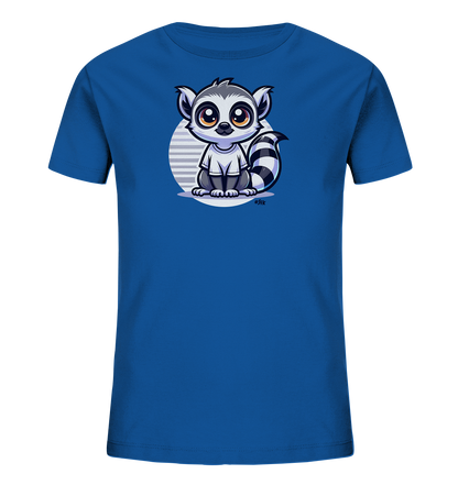 Onlineshop Shirts fuer Kinder - Das Bild zeigt ein blaues Kinder-T-Shirt mit einer niedlichen Cartoon-Illustration eines Lemurs auf der Vorderseite. Der Lemur sitzt vor einem gestreiften Kreis, hat grosse Augen und einen geringelten Schwanz. Die Darstellung des Tieres ist detailreich und farbenfroh gestaltet. Dieses T-Shirt hat ein ansprechendes und verspieltes Motiv.