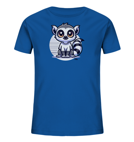 Onlineshop Shirts fuer Kinder - Das Bild zeigt ein blaues Kinder-T-Shirt mit einer niedlichen Cartoon-Illustration eines Lemurs auf der Vorderseite. Der Lemur sitzt vor einem gestreiften Kreis, hat grosse Augen und einen geringelten Schwanz. Die Darstellung des Tieres ist detailreich und farbenfroh gestaltet. Dieses T-Shirt hat ein ansprechendes und verspieltes Motiv.
