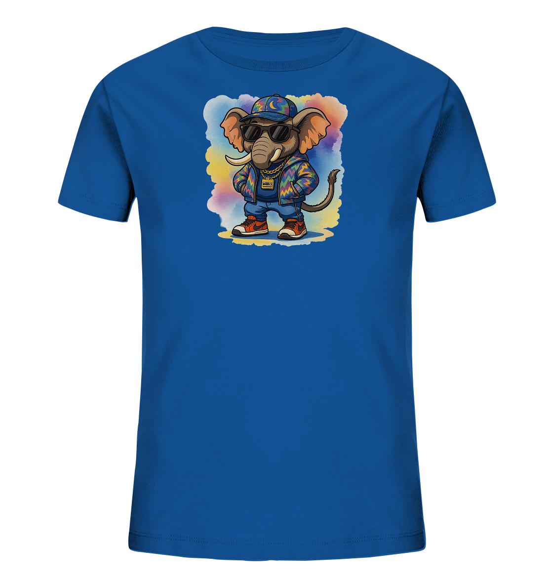 Onlineshop Shirts fuer Kinder - Das Bild zeigt ein blaues Kinder-T-Shirt mit einem markanten Motiv auf der Vorderseite. Darauf ist ein cartoonartiger Elefant abgebildet, der eine Sonnenbrille, eine gemusterte Kappe und eine bunte Jacke traegt. Der Elefant steht laessig mit den Haenden in den Taschen vor einem weichen, farbenfrohen Hintergrund. Dieses Design verleiht dem Shirt einen modernen und einzigartigen Charakter.