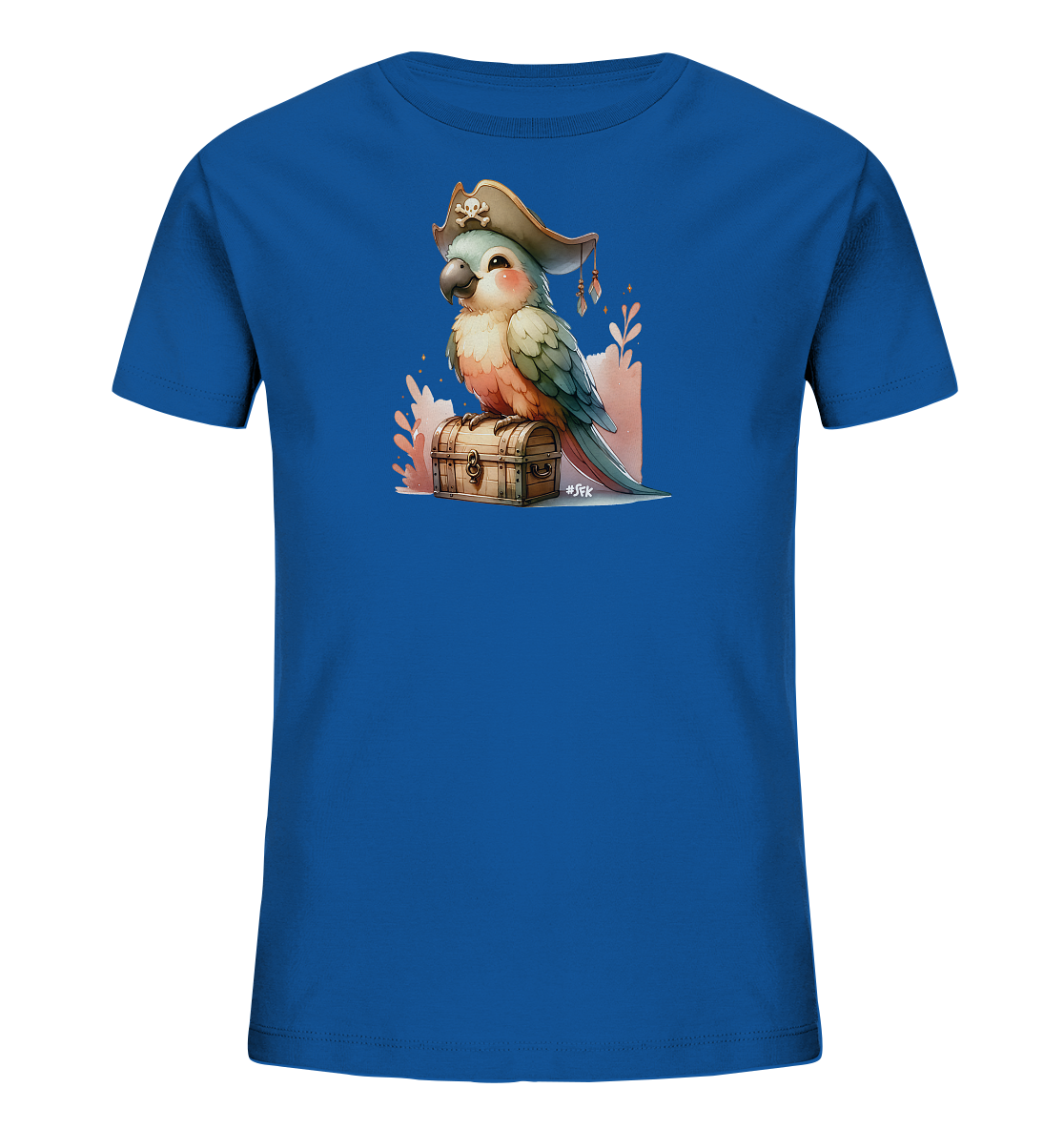 Onlineshop Shirts fuer Kinder - Auf diesem blauen T-Shirt fuer Kinder ist eine Illustration eines Papageis zu sehen. Der Papagei traegt einen Piratenhut und sitzt auf einer hoelzernen Schatzkiste. Dahinter sind einige dekorative Pflanzenelemente abgebildet. Das Motiv verleiht dem Shirt einen fantasievollen Piraten-Look.
