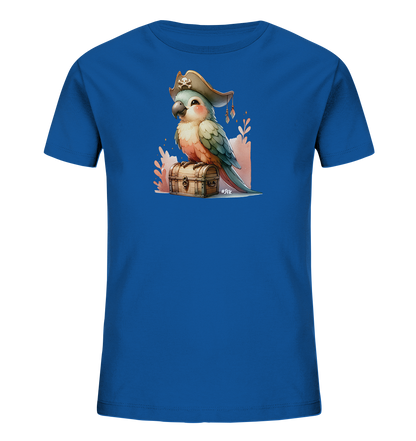 Onlineshop Shirts fuer Kinder - Auf diesem blauen T-Shirt fuer Kinder ist eine Illustration eines Papageis zu sehen. Der Papagei traegt einen Piratenhut und sitzt auf einer hoelzernen Schatzkiste. Dahinter sind einige dekorative Pflanzenelemente abgebildet. Das Motiv verleiht dem Shirt einen fantasievollen Piraten-Look.