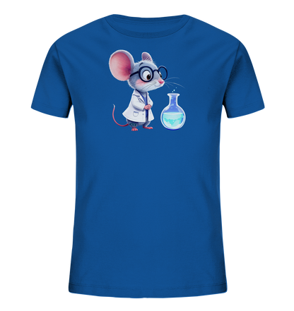 Onlineshop Shirts fuer Kinder - Das Bild zeigt ein koenigsblaues Kinder-T-Shirt mit einer detailreichen Grafik auf der Vorderseite. Darauf ist eine niedliche graue Maus in einem weissen Laborkittel und runder Brille dargestellt. Die Maus blickt aufmerksam auf einen Labor-Glaskolben, der eine sprudelnde blaue Fluessigkeit enthaelt. Das Design vermittelt einen verspielten und wissenschaftlichen Charakter.