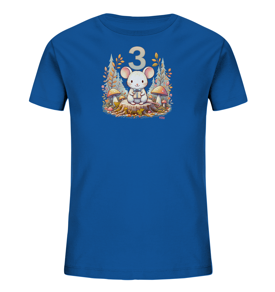 Onlineshop Shirts fuer Kinder - Das Bild zeigt ein blaues Kinder-T-Shirt mit einem niedlichen Motiv einer weissen Maus, die auf einem Baumstumpf sitzt und ein Geschenk haelt. Um sie herum sind Pilze, Blaetter und Waldpflanzen in warmen Herbsttoenen dargestellt. Über der Maus schwebt die hellgraue Zahl '3'. Das Design wirkt detailliert und verspielt, eingebettet in eine herbstliche Waldszene.