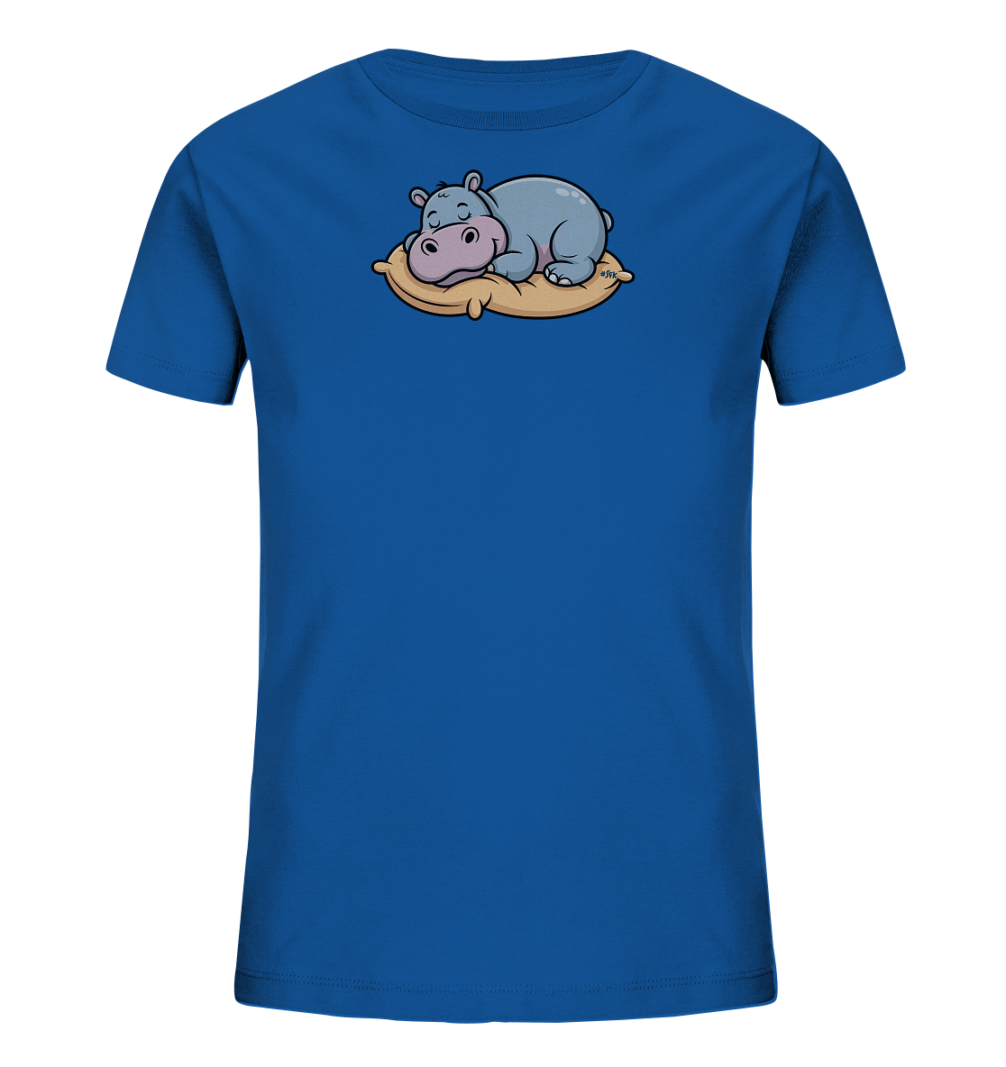 Onlineshop Shirts fuer Kinder - Das Bild zeigt ein blaues Kinder-T-Shirt mit einem niedlichen Aufdruck eines schlafenden Nilpferds. Das graue Nilpferd liegt entspannt auf einem beigen Kissen. Die Augen des Nilpferds sind geschlossen, was seinen friedlichen Schlaf unterstreicht. Das Motiv verleiht dem Shirt einen verspielten und beruhigenden Charakter.