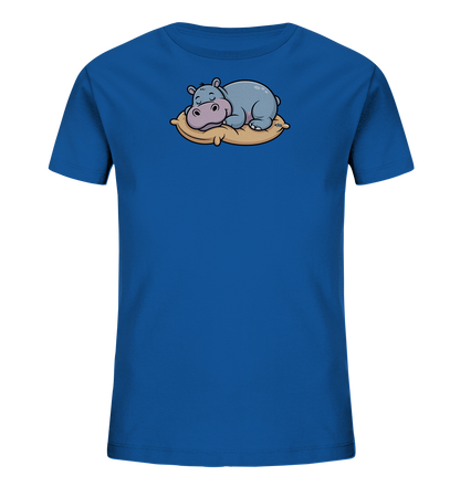 Onlineshop Shirts fuer Kinder - Das Bild zeigt ein blaues Kinder-T-Shirt mit einem niedlichen Aufdruck eines schlafenden Nilpferds. Das graue Nilpferd liegt entspannt auf einem beigen Kissen. Die Augen des Nilpferds sind geschlossen, was seinen friedlichen Schlaf unterstreicht. Das Motiv verleiht dem Shirt einen verspielten und beruhigenden Charakter.