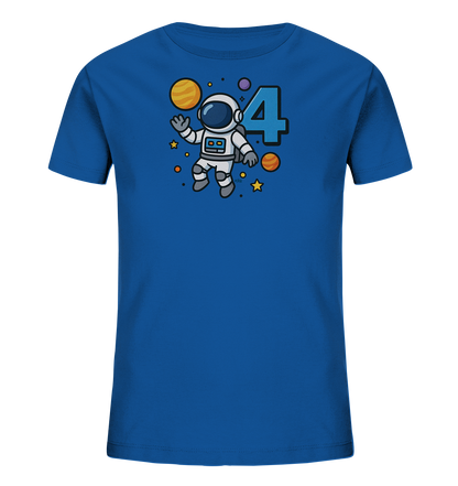 Onlineshop Shirts fuer Kinder - Das Bild zeigt ein blaues Kinder T-Shirt mit einem Weltraum-Motiv auf der Vorderseite. Ein cartoonhafter Astronaut schwebt darauf, umgeben von Planeten und Sternen. Eine grosse blaue Zahl 4 ist ebenfalls Teil des Designs. Die Grafik ist verspielt und farbenfroh gestaltet.