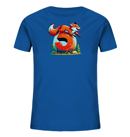 Onlineshop Shirts für Kinder - Das Bild zeigt ein blaues T-Shirt mit einem farbenfrohen Druck auf der Vorderseite. Der Druck stellt eine Illustration dar, bei der ein springender roter Fuchs über eine große, steinerne Zahl "5" abgebildet ist. Im unteren Bereich der Grafik sind Gras, kleine Steine und stilisierte Bäume zu sehen, während ein hellblauer Kreis den Hintergrund bildet. Dieses Design kombiniert Tiermotiv und Zahl in einem lebendigen, cartoonhaften Stil, der für Kinder ansprechend ist.