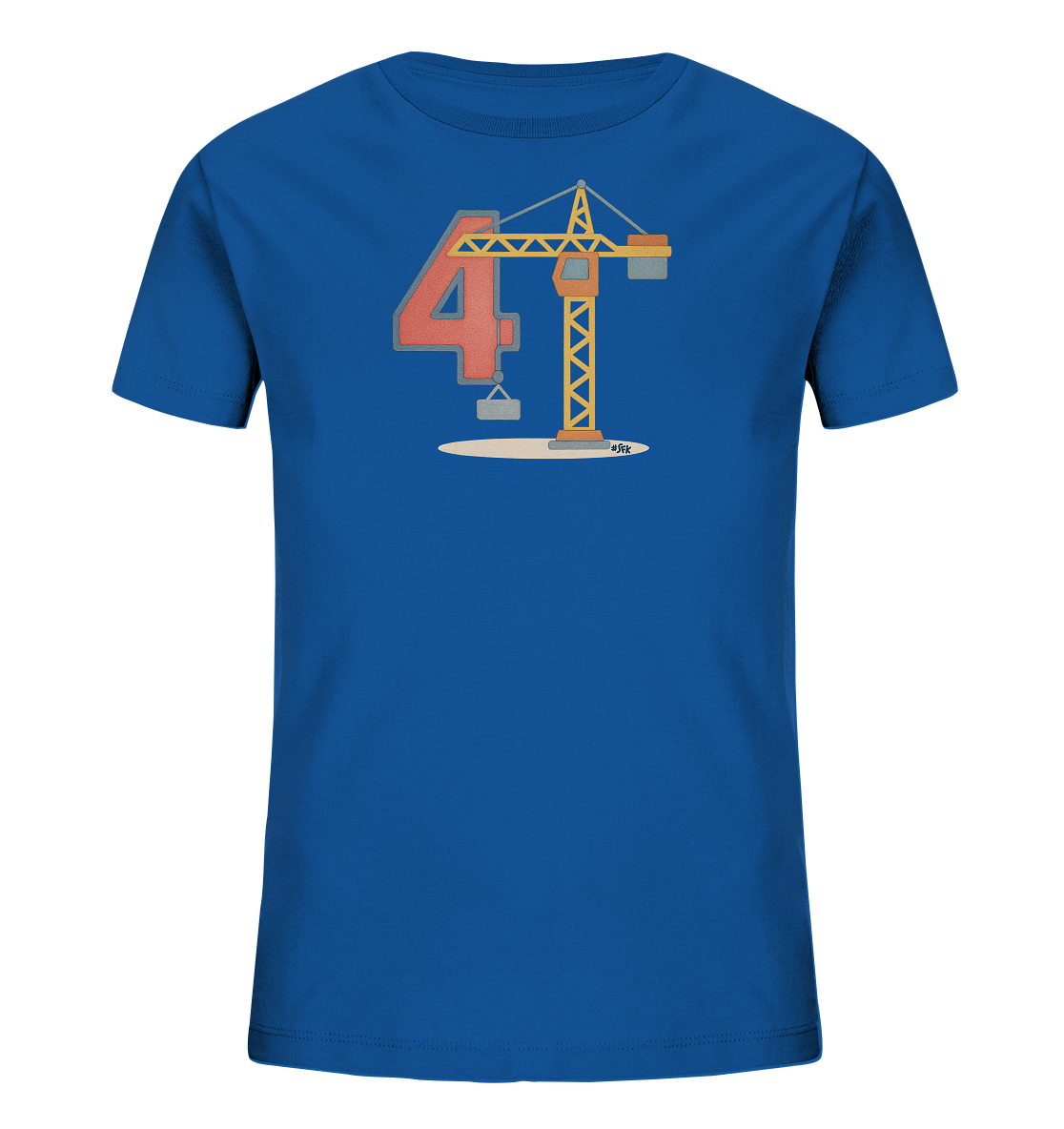 Onlineshop Shirts fuer Kinder - Das Bild zeigt ein blaues T-Shirt fuer Kinder mit einem einzigartigen Motiv. Im Zentrum des Designs steht eine grosse rote Zahl 4, die mit einem gelben Baukran verbunden ist. Der Kran ist so positioniert, dass er einen grauen Block hochhebt, was dem Motiv einen spielerischen und dynamischen Charakter verleiht. Eine helle ovale Flaeche bildet die Basis fuer die gesamte Grafik.