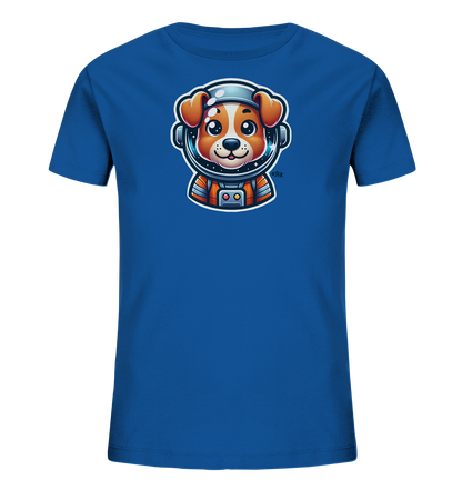 Onlineshop Shirts fuer Kinder - Das Bild zeigt ein blaues T-Shirt fuer Kinder mit einem farbenfrohen Aufdruck auf der Vorderseite. Der Aufdruck zeigt das Gesicht eines niedlichen Cartoon-Hundes, der einen Astronautenhelm und einen orange-grauen Raumanzug traegt. Im Helm spiegeln sich Sterne, was dem Motiv eine Weltraum-Atmosphaere verleiht. Das Design wirkt freundlich und abenteuerlich.