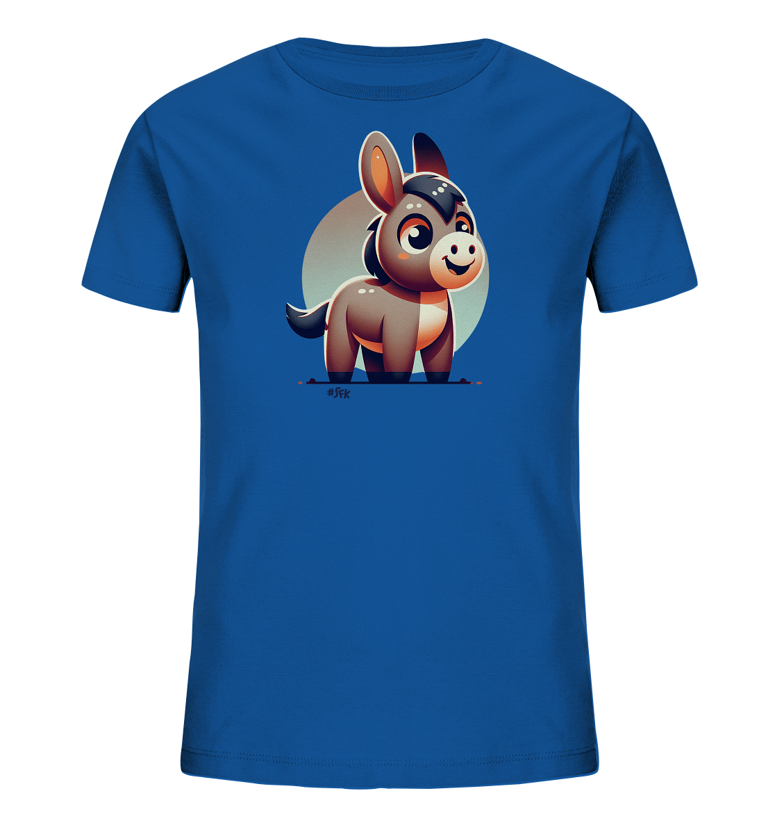 Onlineshop Shirts fuer Kinder - Das Bild zeigt ein blaues T-Shirt mit einer entzueckenden Comic-Illustration eines jungen Esels auf der Vorderseite. Der Esel ist braun-grau dargestellt, hat grosse Augen und ein freundliches Laecheln. Er steht vor einem hellen, kreisfoermigen Hintergrund, was dem Design Tiefe verleiht. Das Motiv ist ansprechend und detailreich gestaltet.
