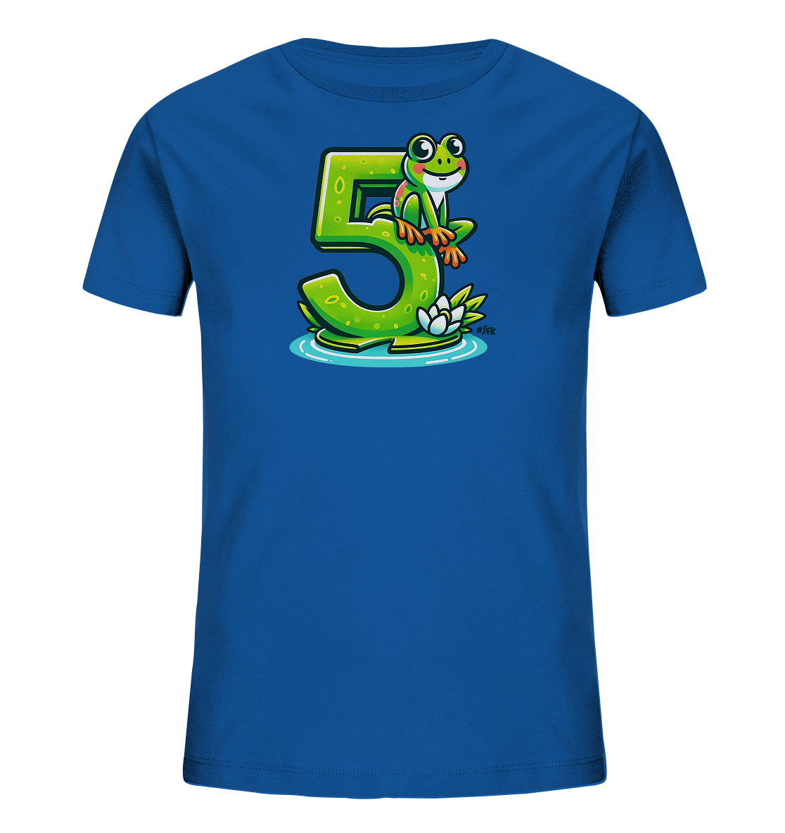 Onlineshop Shirts für Kinder - Das Bild zeigt ein blaues Kinder-T-Shirt mit einer bunten Grafik auf der Vorderseite. Die Grafik stellt die grüne Zahl '5' dar, auf der ein lächelnder Cartoon-Frosch sitzt. Die Szene ist im Wasser mit einer Seerose und einem Seerosenblatt angedeutet, was dem Design einen niedlichen und verspielten Charakter verleiht. Es ist ideal für Kinder im Alter von fünf Jahren.