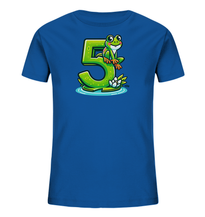 Onlineshop Shirts für Kinder - Das Bild zeigt ein blaues Kinder-T-Shirt mit einer bunten Grafik auf der Vorderseite. Die Grafik stellt die grüne Zahl '5' dar, auf der ein lächelnder Cartoon-Frosch sitzt. Die Szene ist im Wasser mit einer Seerose und einem Seerosenblatt angedeutet, was dem Design einen niedlichen und verspielten Charakter verleiht. Es ist ideal für Kinder im Alter von fünf Jahren.