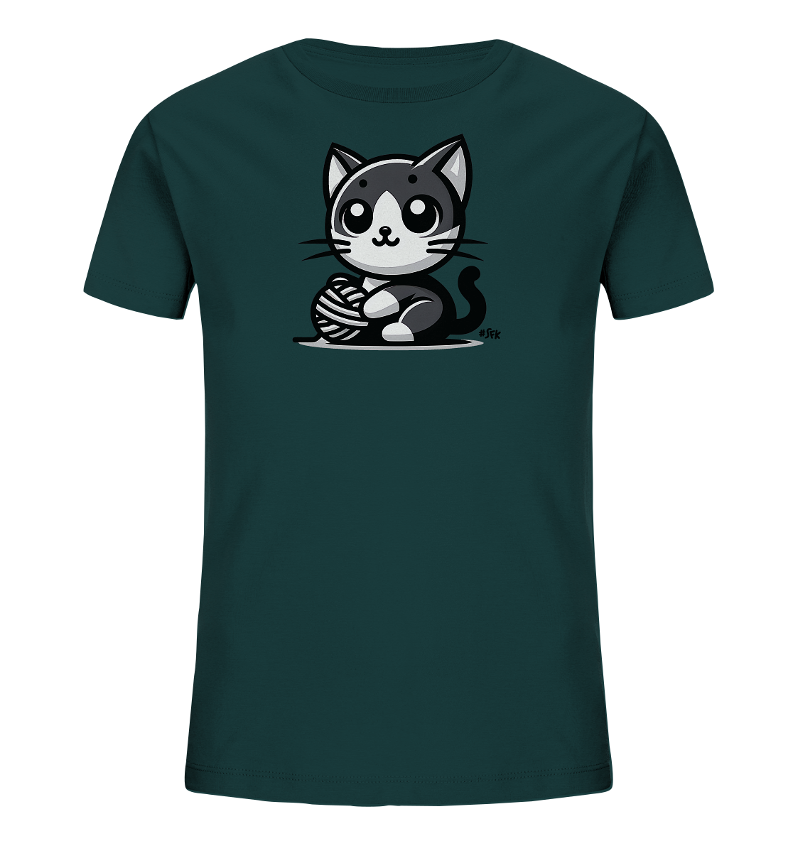 Onlineshop Shirts fuer Kinder - Das Bild zeigt ein dunkelgruenes Kinder-T-Shirt. Auf der Vorderseite ist eine niedliche, cartoonhafte Katze abgebildet. Die Katze ist schwarz-weiss und haelt einen Ball aus Garn in ihren Pfoten. Das Design wirkt spielerisch und ansprechend fuer Kinder.
