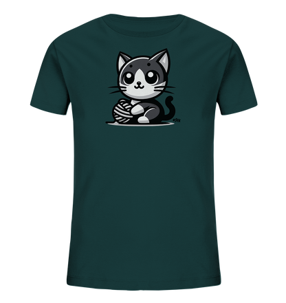 Onlineshop Shirts fuer Kinder - Das Bild zeigt ein dunkelgruenes Kinder-T-Shirt. Auf der Vorderseite ist eine niedliche, cartoonhafte Katze abgebildet. Die Katze ist schwarz-weiss und haelt einen Ball aus Garn in ihren Pfoten. Das Design wirkt spielerisch und ansprechend fuer Kinder.