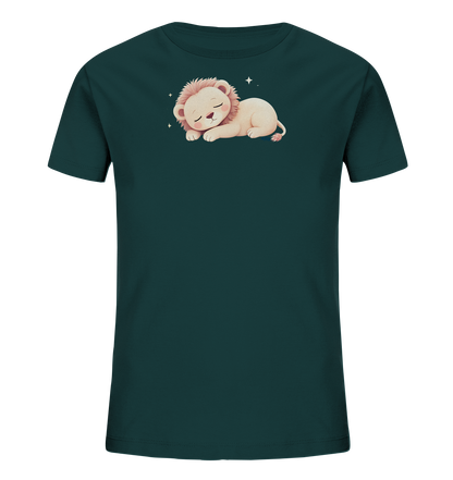 Onlineshop Shirts fuer Kinder - Das Bild zeigt ein dunkelblau-gruenes Kinder-T-Shirt mit einem niedlichen Motiv. Auf der Vorderseite ist ein schlafendes Loewenbaby abgebildet, das friedlich ruht. Das Loewenmotiv ist in sanften Cremetoenen mit zartrosa Maehne gehalten, umgeben von kleinen Sternen. Dies verleiht dem Shirt einen ruhigen und verspielten Ausdruck.